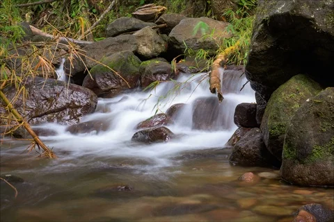 Time lapse of fast moving river over rocks Stockbeeldmateriaal 91158587
