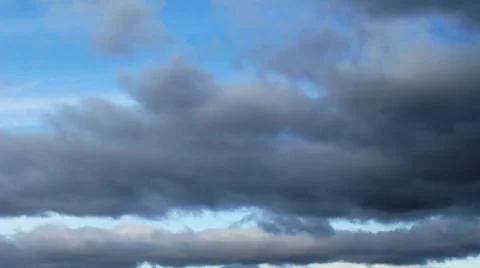 Time lapse of fast moving stormy clouds. No birds and flicker 库存影片 8764090