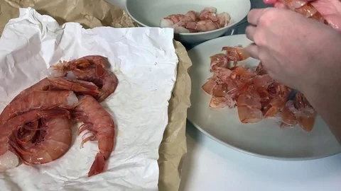 Time lapse of female hands remove shells from a lot of big prawns. Vídeos de archivo 79853854
