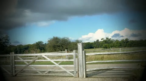 Time Lapse of a fence moved by the wind in the countryside Vídeo Stock 20613701