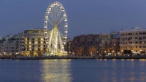 Time lapse ferris wheel on the seafront of Bari on a summer evening Vídeo Stock 104042384