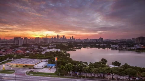 Time lapse of fiery and dramatic sunset in Kuala Lumpur, Malaysia. Stock Footage 42635032