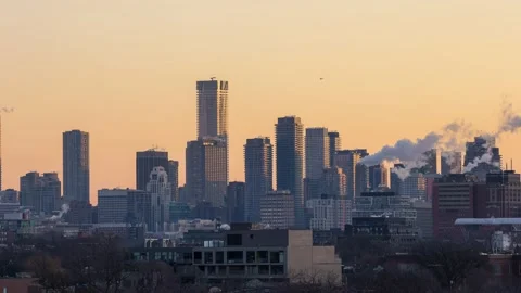 Time lapse of the first morning light hitting the Toronto skyline during sunrise Stock Footage 148336988