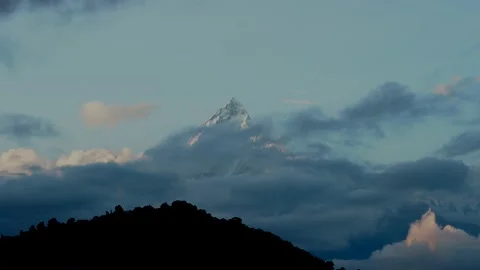Time-lapse of Fishtail Mountain at Sunset in Pokhara, Nepal Vídeo Stock 134582529
