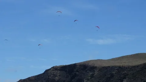 Time lapse of the flight of a group of paragliders Vidéo 99234616