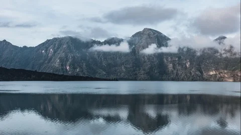 Time lapse of floating clouds above reflective a lake in a volcanic crater Stockbeeldmateriaal 90530925