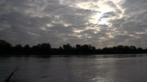 Time lapse of floating clouds over the river at dawn. 스톡 동영상 118275178