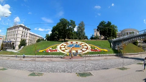 Time lapse of flower clock in Kiev, Ukraine city center 動画素材 114675979