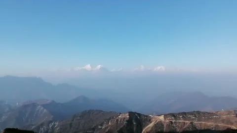 Time-lapse of Flowing Cloud Waterfall and Gongga Snow Mountains in Sichuan Vídeos de archivo 329005944