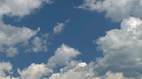 Time lapse fluffy cumulus clouds against light blue sky 動画素材 8053883