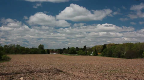 Time lapse fluffy cumulus clouds against dark blue sky Video stock 32417331