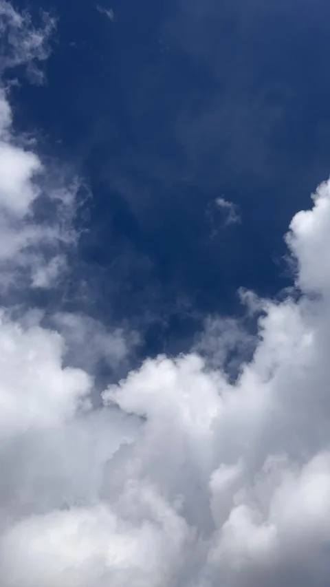 Time-lapse of Fluffy White Clouds in Deep Blue Sky Video stock 328892605