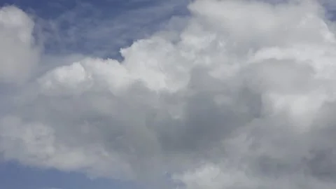 Time lapse of fluffy white clouds in a blue sky Vidéo 337063326