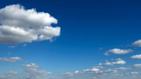 TIME-LAPSE: Flying forward small white clouds on a blue sky Vídeo Stock 95716334