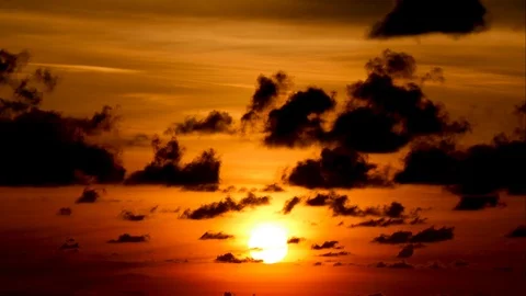 Time Lapse Focus on a beautiful sunset with black clouds 库存影片 117841864