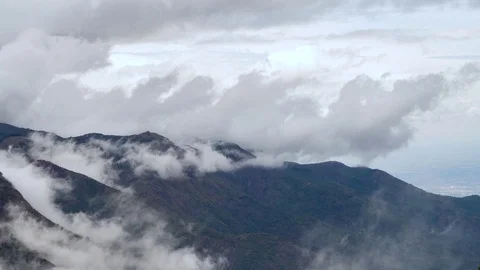 Time lapse of fog and cloud movement on mountain range Видео 112130288