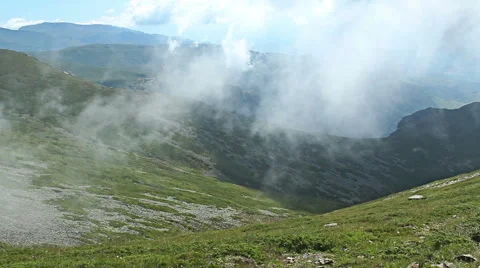 Time lapse of fog and clouds rolling over the mountain green hills Vidéo 51563974