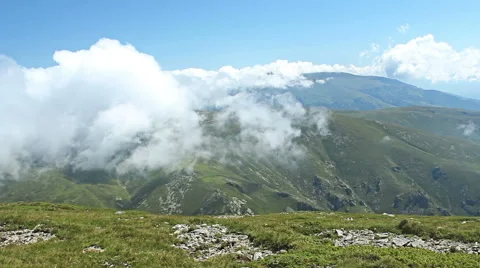 Time lapse of fog and clouds rolling over the mountain green hills 스톡 동영상 51563984