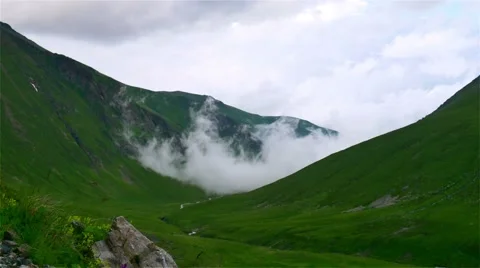 Time lapse of fog and clouds rolling over the mountain green valley in Kavkaz Stock-Footage 65773112