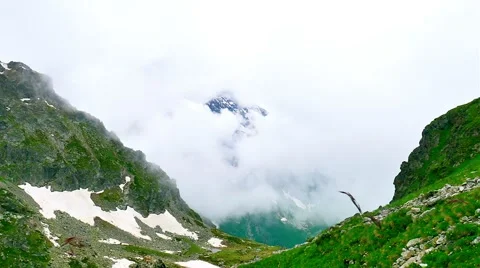 Time lapse of fog and clouds rolling over high mountain green valley in Kavkaz Vídeos de archivo 65775980