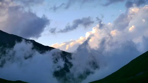 Time lapse of fog and clouds rolling over spring mountain green valley Vídeos de archivo 71197155