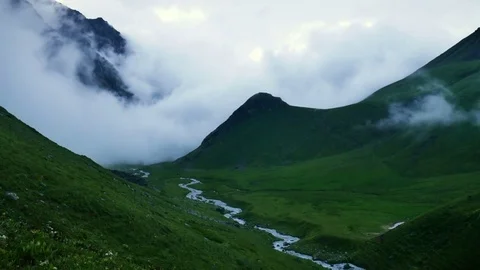 Time lapse of fog and clouds greatly reduce visibility in high mountain green Vidéo 71249373