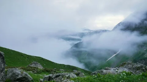 Time lapse of fog and clouds greatly reduce visibility in high mountain green Vídeos de archivo 71249394