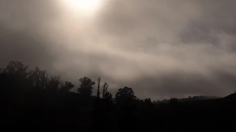 A time lapse of fog and clouds while the sun goes down Vidéo 102500827