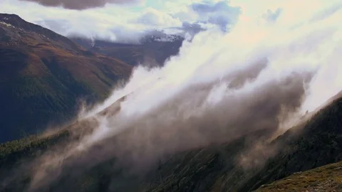 Time lapse of fog clouds moving over mountain landscape scenery Stockbeeldmateriaal 72869920