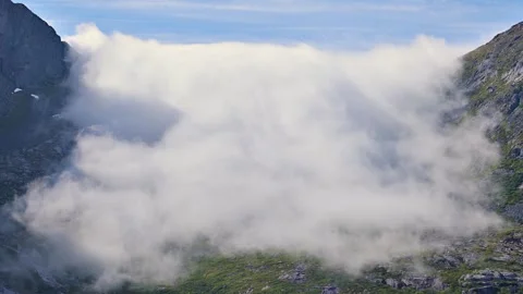 Time lapse of fog flowing over a mountain in Norway Stockbeeldmateriaal 337139930
