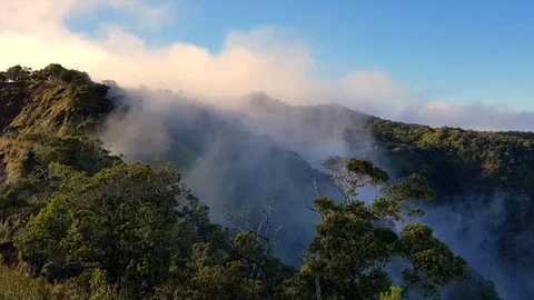 Time lapse of fog going down the mountains 库存影片 98781217