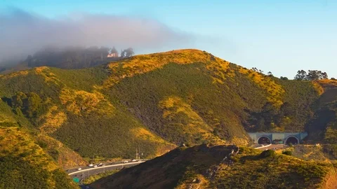 Time-lapse of fog over Robin Williams Tunnel in Marin County 動画素材 115359288
