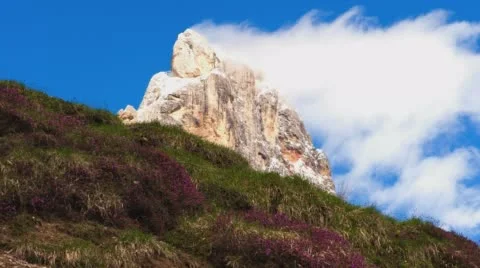 Time lapse of fog rolling over an Italian mountain top in early spring. Stock Footage 68306973