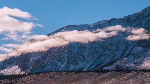Time Lapse - Fogs Moving Around Mountain Ranges 動画素材 60564394