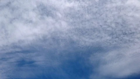 Time lapse footage: Cloud movement with blue sky background. Vídeos de archivo 107174838