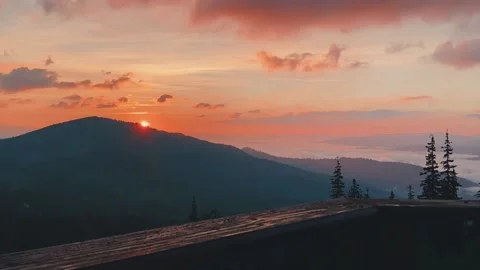 Time lapse footage of clouds at sunrise above the Carpathian mountains Video stock 137091589