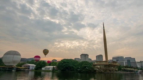 Time lapse footage of hot air balloons flying over Putrajaya landmark Video stock 105508310