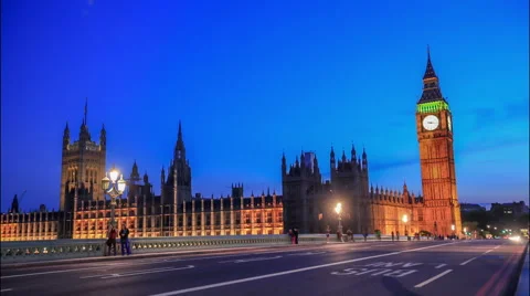 Time lapse footage of night time rush hour traffic on Westminster Bridge Video stock 64370705