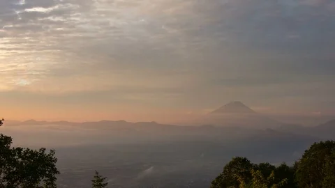 Time-lapse footage of sky over Mount Fuji, Shizuoka Prefecture, Japan Vidéo 70407765