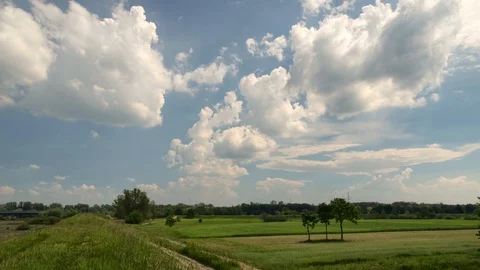 Time lapse footage of stormy clouds moving on the sky. Vidéo 109305200