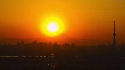 Time-lapse footage of the sun setting behind Mount Fuji, Japan Видео 70406709