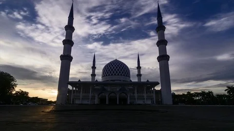 Time lapse footage of a sunset at Blue Grand Mosque, Shah Alam in Malaysia. Stock Footage 81097900