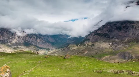 Time lapse. The formation of clouds over alpine meadows. Vídeos de archivo 50684659