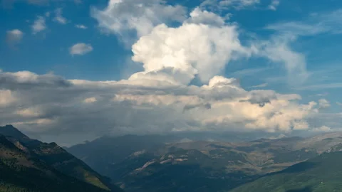 Time lapse of the formation of a storm over the Maladetas Massif. Pyrenees. Video stock 282966494