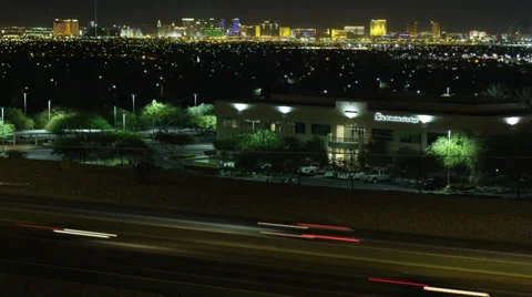 Time lapse of freeway traffic and Vegas Skyline at night Vídeo Stock 28834426