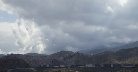 Time lapse of  freight trains under stormy skies 4k 24fps Vídeo Stock 83568804