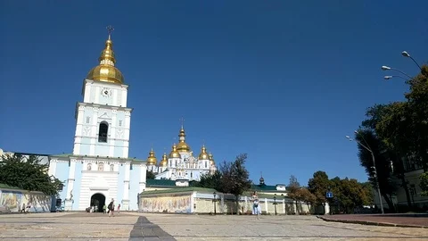 Time lapse in front of St. Michael's Golden-Domed Monastery in Kiev Ukraine 動画素材 114676242