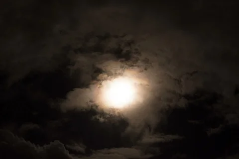 Time lapse of full moon behind clouds Stockbeeldmateriaal 91194633