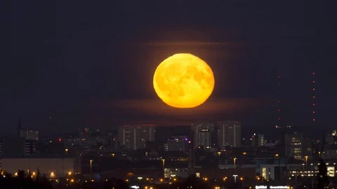 A time lapse of a full moon rise over Glasgow city centre, Scotland Video stock 90949771