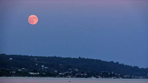 Time lapse full moon rises over calm waters Stock-Footage 346558989